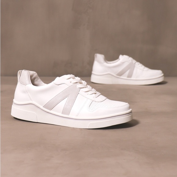 NWT MIA White Sneakers with detail - Picture 1 of 1